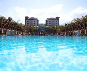 Cratos Premium Hotel & Casino