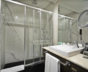 Cratos Premium Hotel & Casino