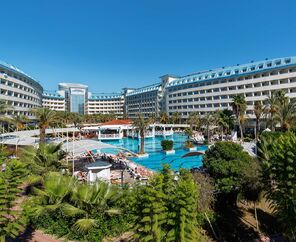 Crystal Admiral Resort Suites & Spa