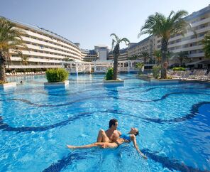 Crystal Admiral Resort Suites & Spa