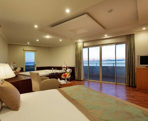 Crystal Admiral Resort Suites & Spa