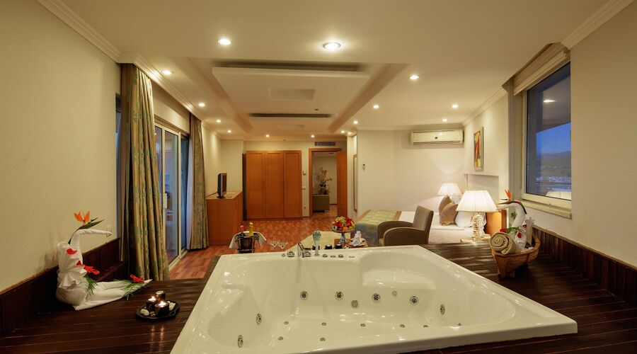 Crystal Admiral Resort Suites & Spa