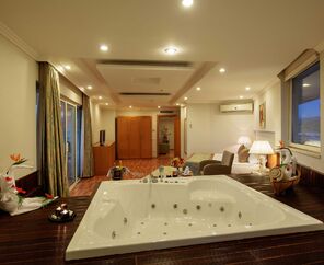 Crystal Admiral Resort Suites & Spa