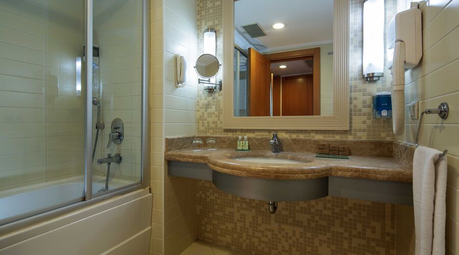 Crystal Admiral Resort Suites & Spa