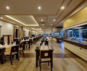 Crystal Admiral Resort Suites & Spa