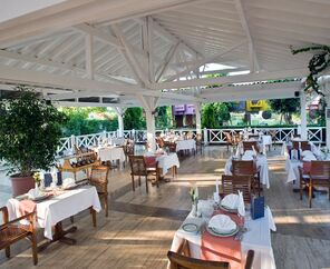 Crystal Admiral Resort Suites & Spa