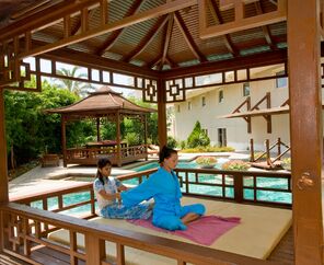 Crystal Admiral Resort Suites & Spa