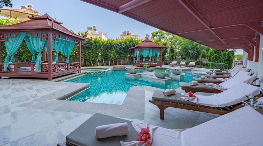 Crystal Admiral Resort Suites & Spa