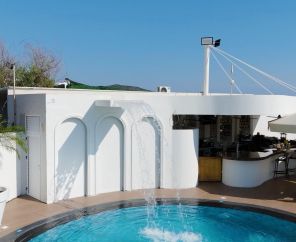 Rocks Hotel